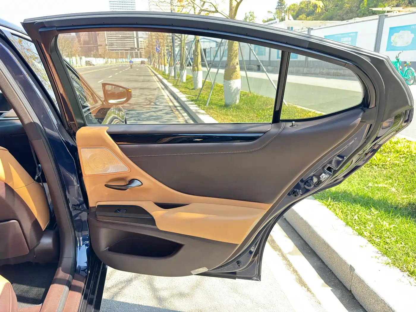 Lexus ES 2020 Model 300h Excellence Edition China V фото 16