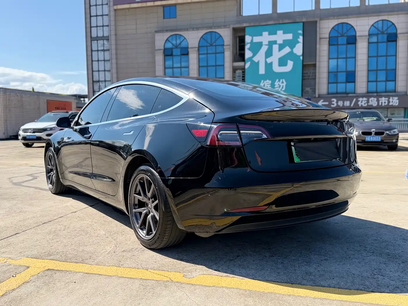 TESLA MODEL 3