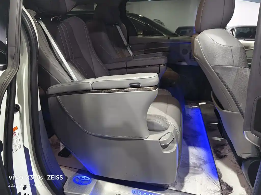 Toyota Granvia 2023 2.5L Hybrid Luxury Edition фото 6