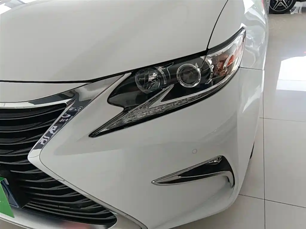 Lexus ES 2015 200 Elite Edition фото 24
