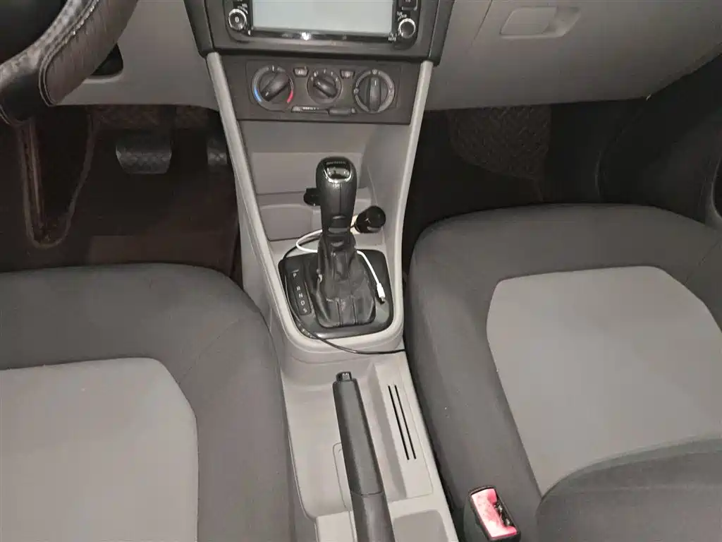 Škoda Rapid 2015 1.6L Automatic Joy Selection фото 14