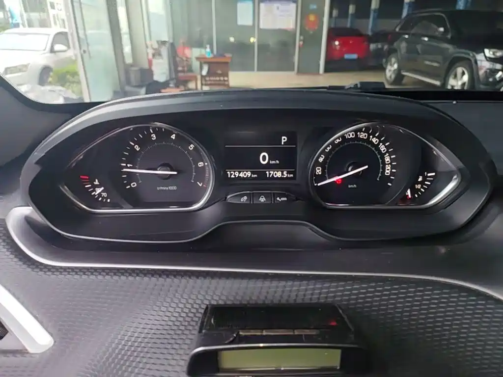 صورة 8 - Peugeot 2008
