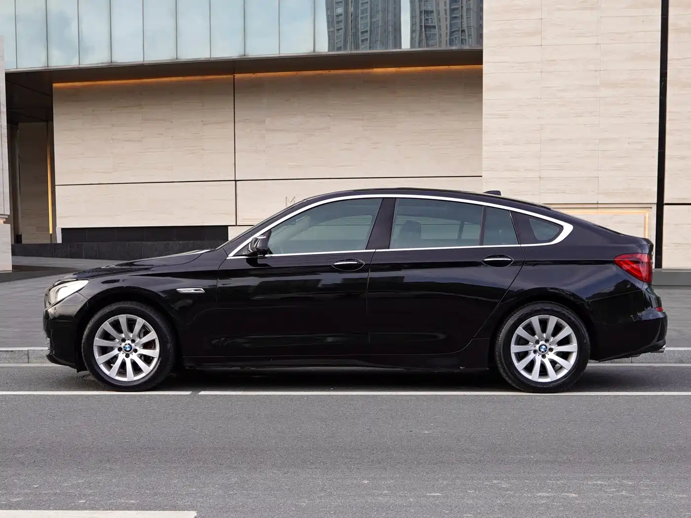 BMW 5 Series GT 2013 535i Leadership фото 4