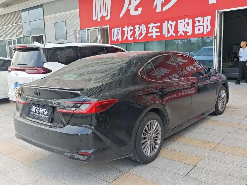 Фото 8 - Toyota Camry