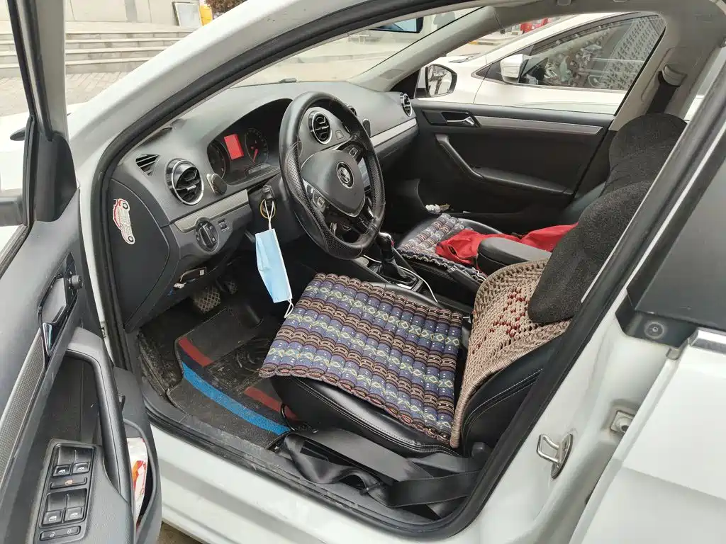 Photo 14 - Volkswagen Jetta