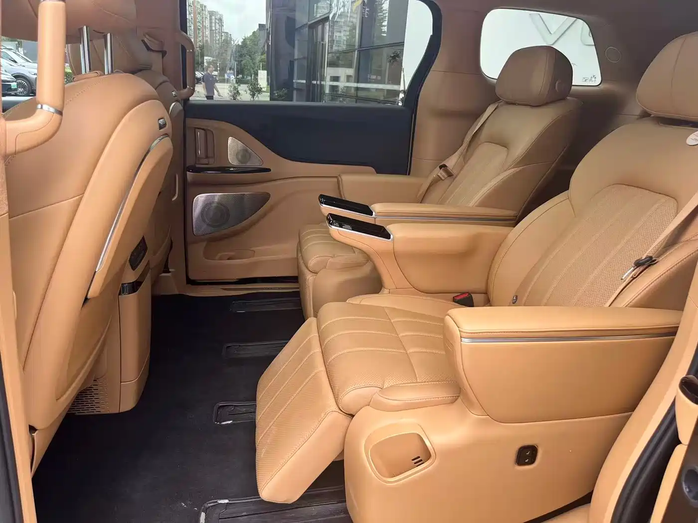 Voyah Auto Voyah Dreamer 2025 Model PHEV 4WD Premium QianKun Edition фото 8