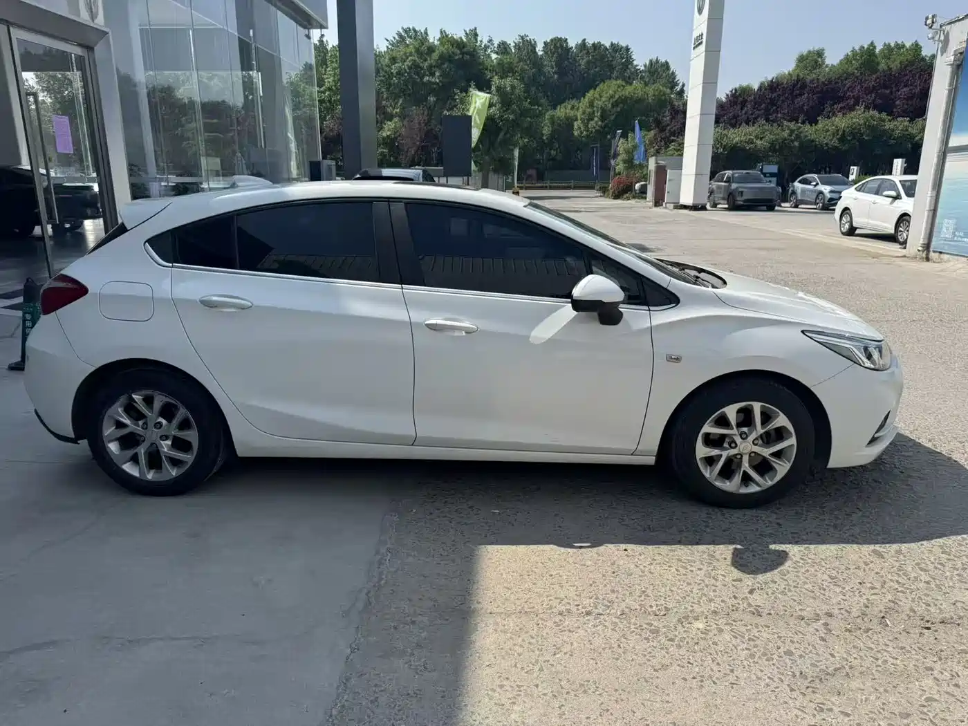 Chevrolet Cruze 2017 1.5L Hatchback Auto Style фото 6