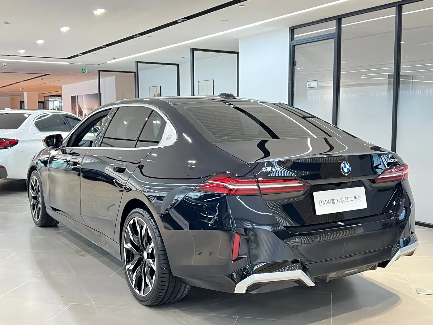 BMW 5 Series 2025 530Li Leading M Sport Package фото 16