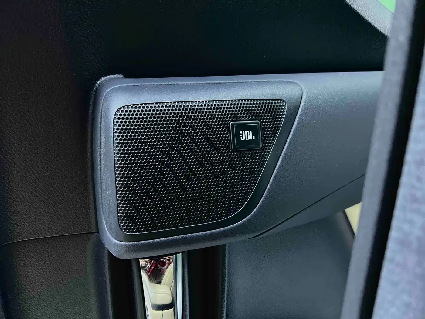 Toyota Alphard 2021 Hybrid 2.5L Premium фото 22