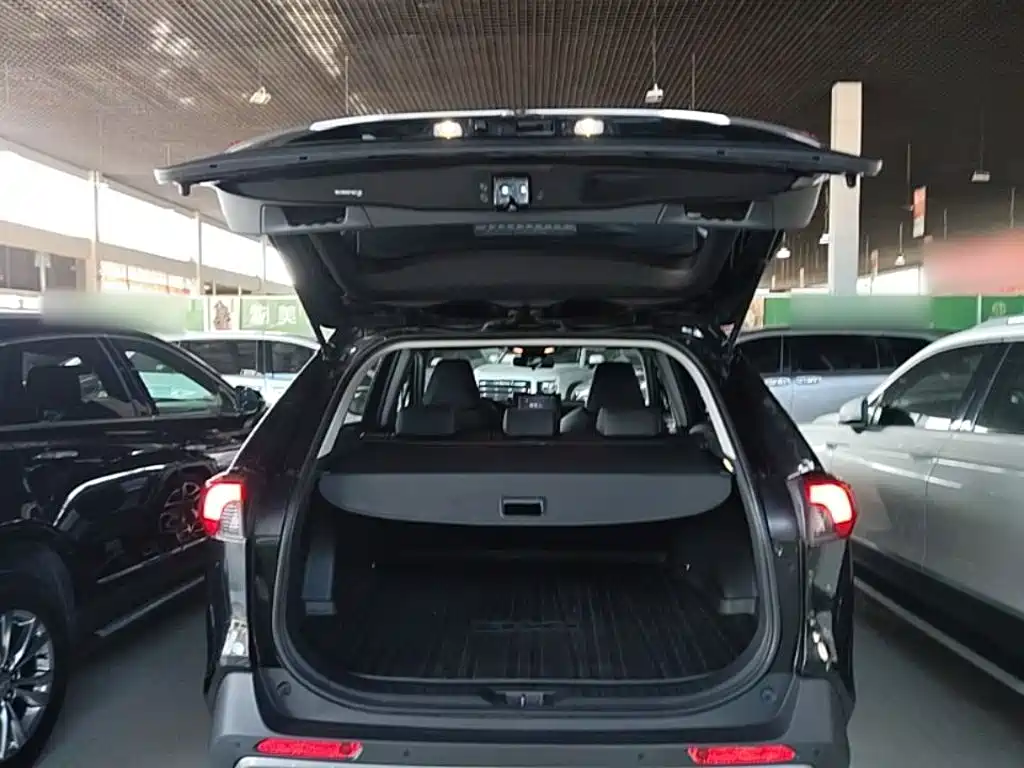 Фото 19 - Toyota RAV4