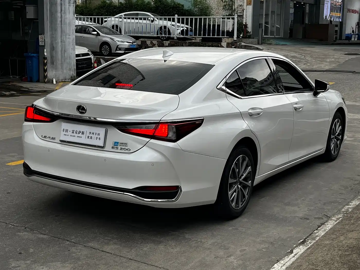 Lexus ES 2022 200 Excellence Edition фото 10