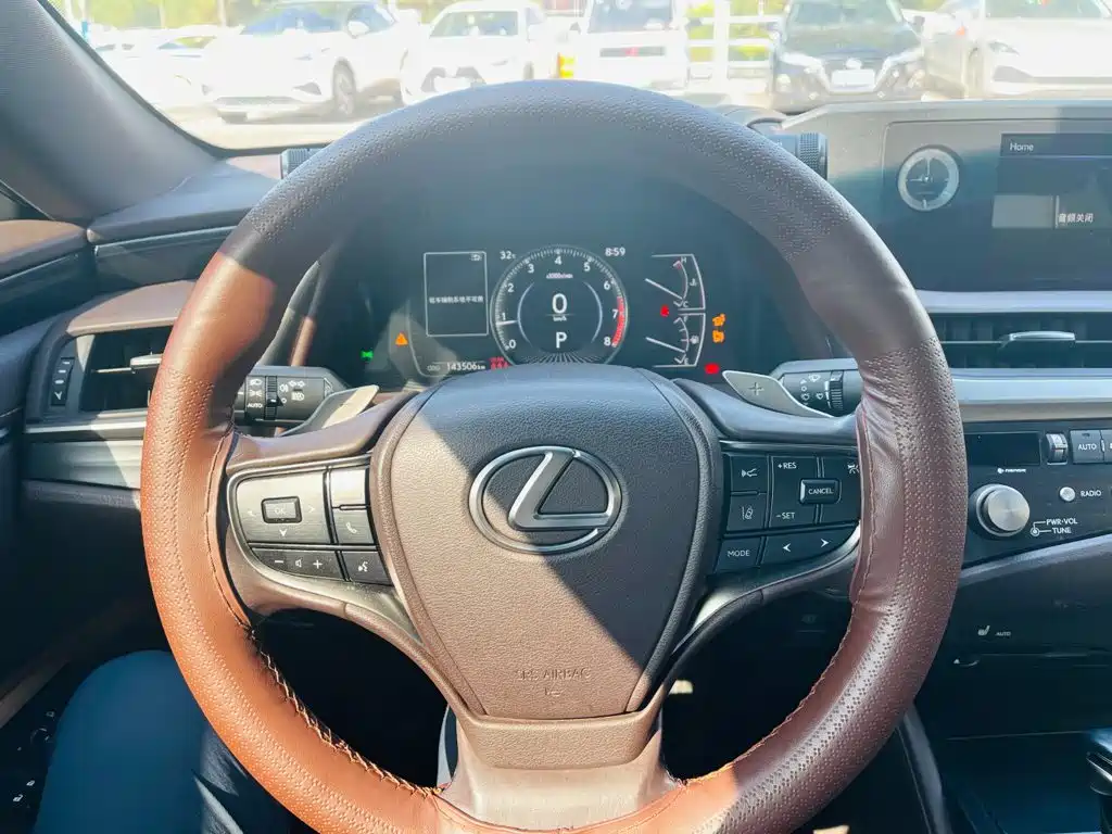 Photo 11 - Lexus ES