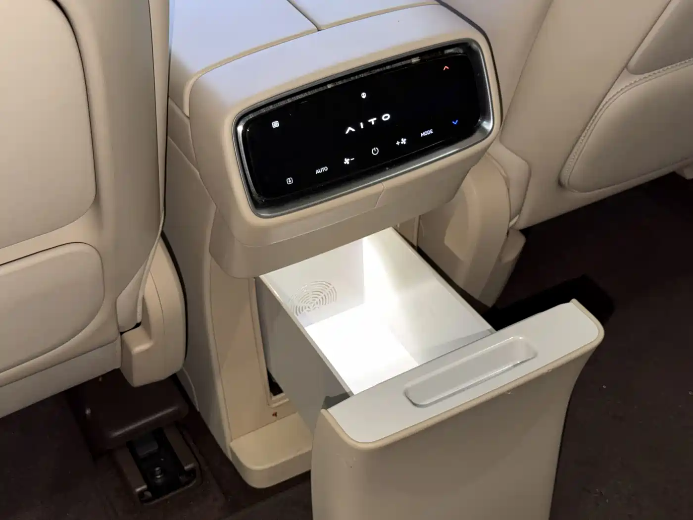 AITO Wenjie AITO M9 2024 Range Extender Max Edition 42kWh 6-seater фото 17