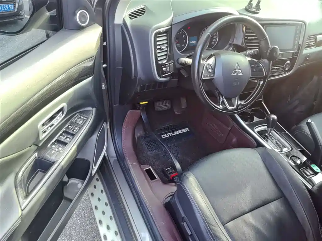 MITSUBISHI OUTLANDER