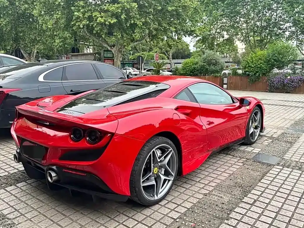 Фото 2 - Ferrari F8