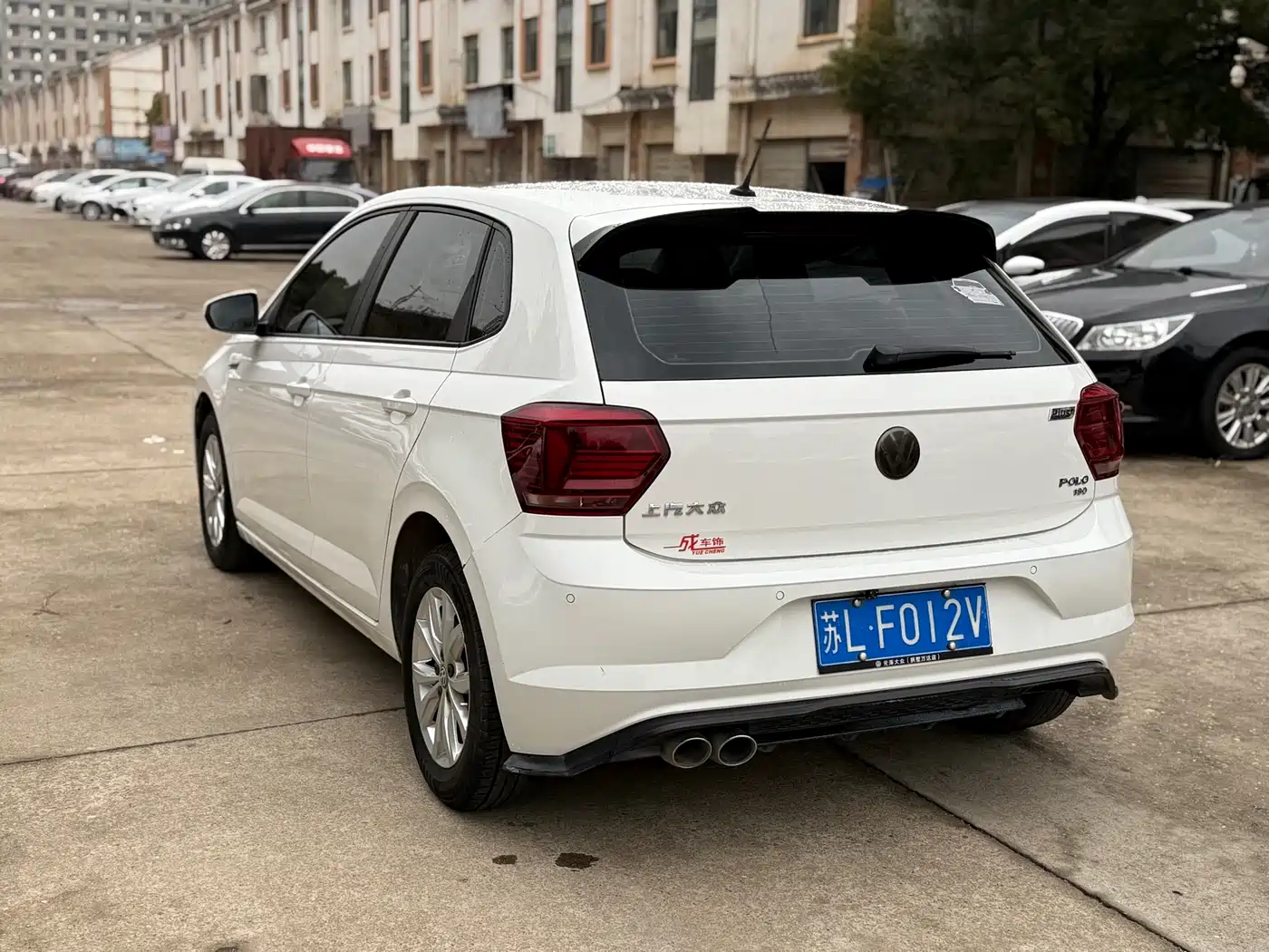 VOLKSWAGEN POLO