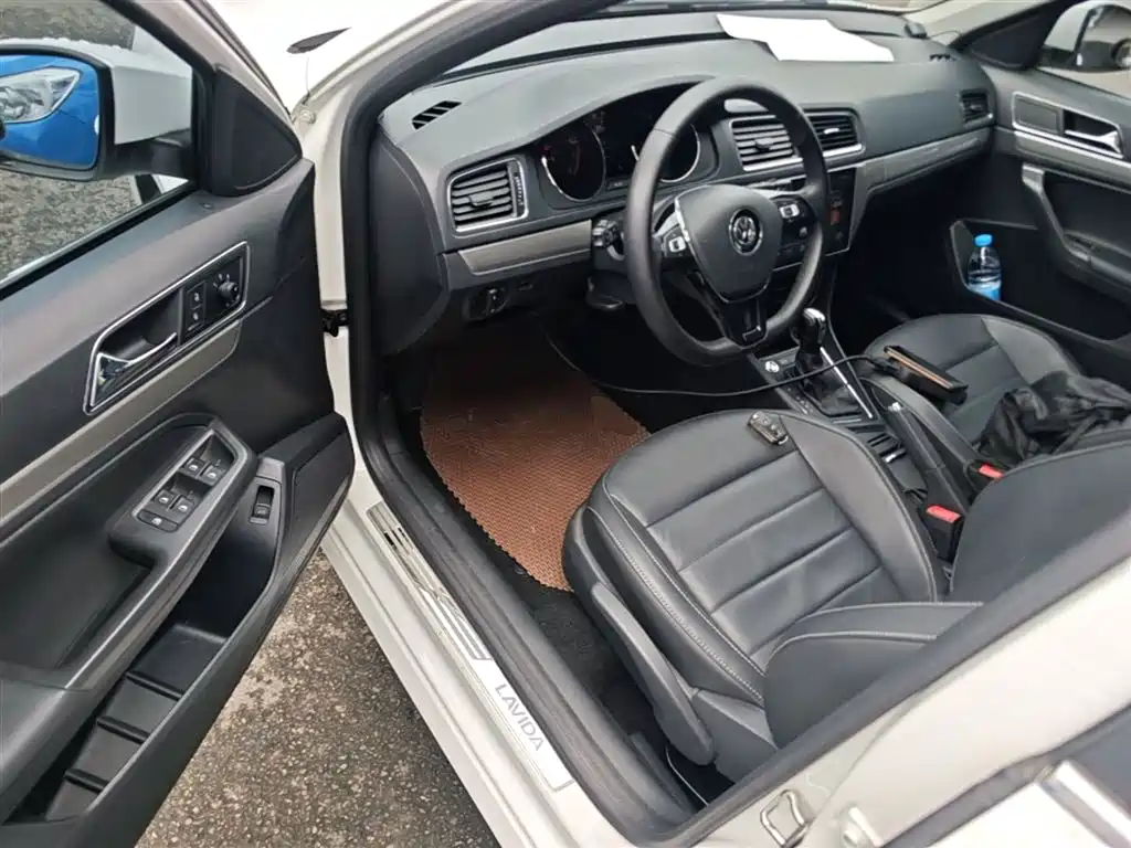 Volkswagen Lavida 2017 1.6L Automatic Comfort Edition фото 16