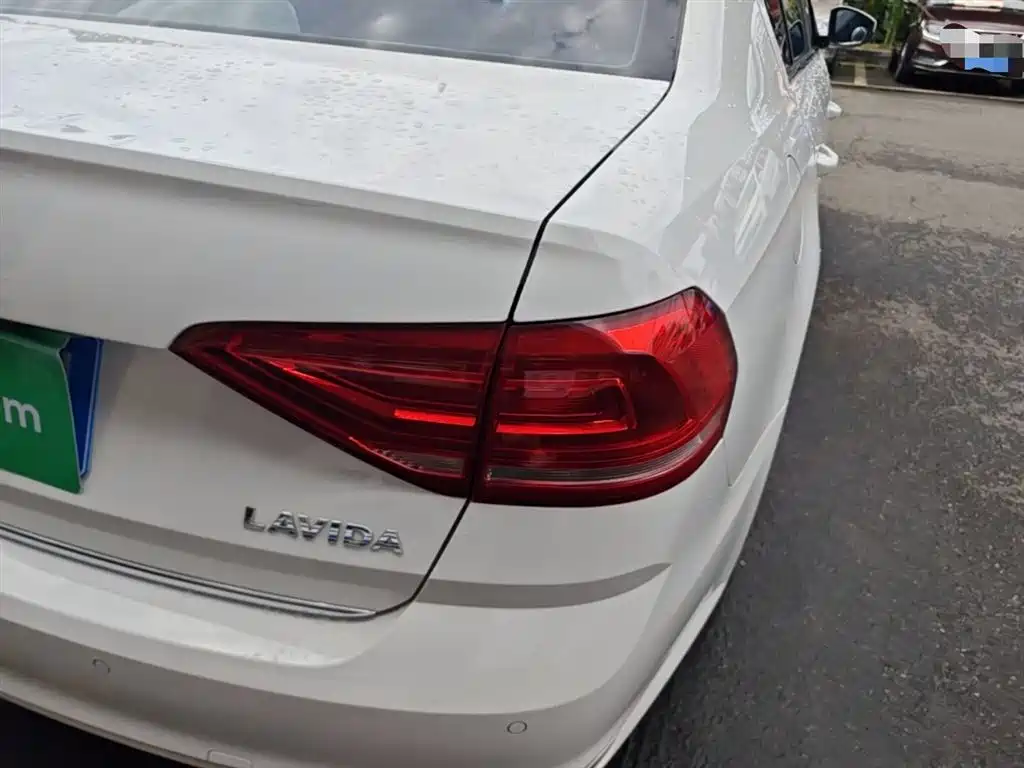 Volkswagen Lavida 2017 1.6L Automatic Comfort Edition фото 8