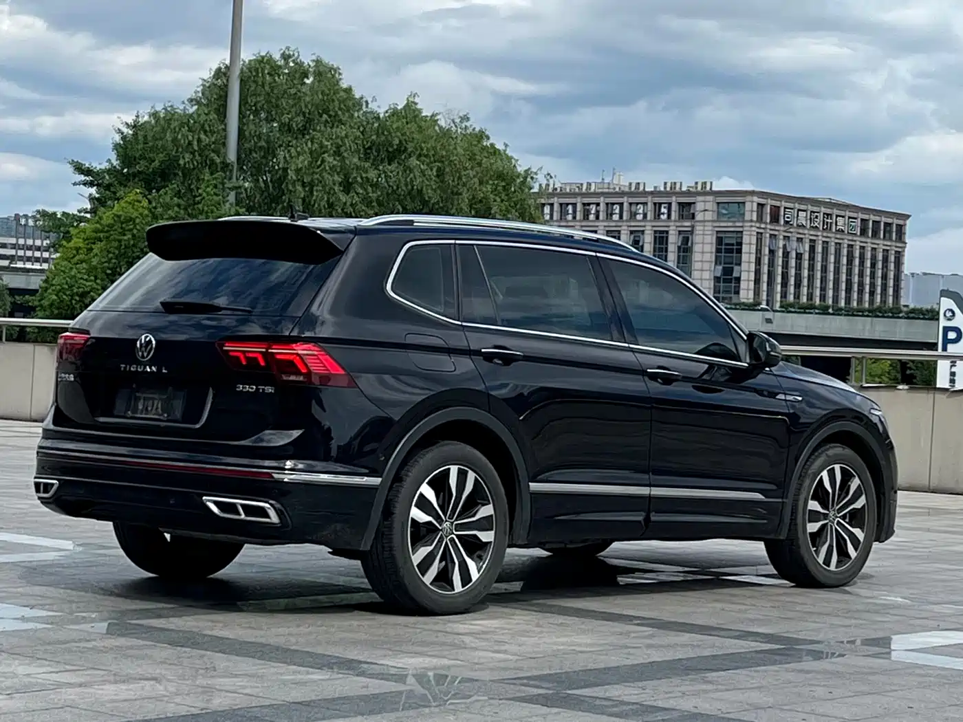Volkswagen Tiguan L 2023 Facelift 330TSI Auto FWD R-Line Premium фото 4
