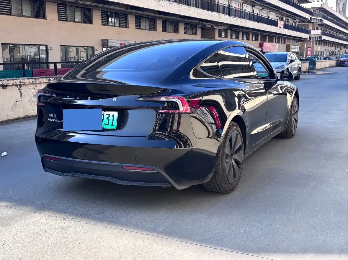 TESLA MODEL 3