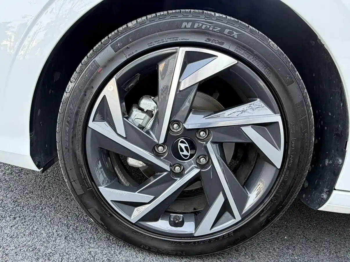 Hyundai Elantra 2023 Model 1.5L CVT LUX Premium Edition фото 8