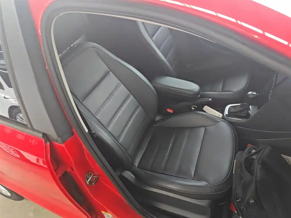 Volkswagen Polo 2014 1.6L Automatic Luxury Edition фото 25