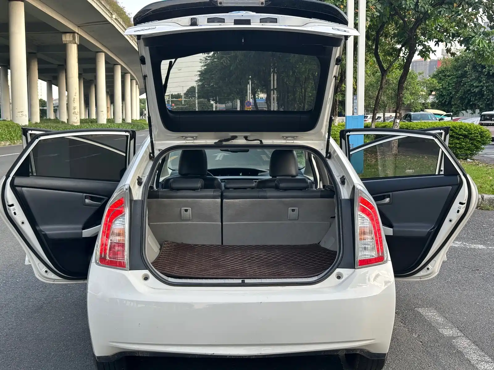 Photo 14 - Toyota Prius