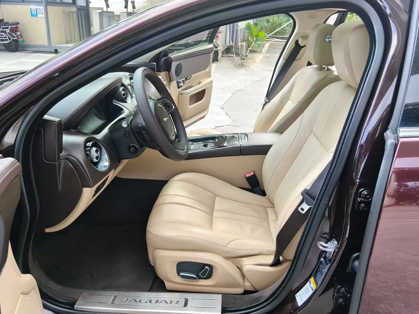 Photo 9 - Jaguar XJ