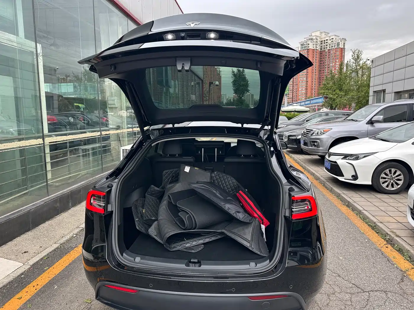 TESLA MODEL Y