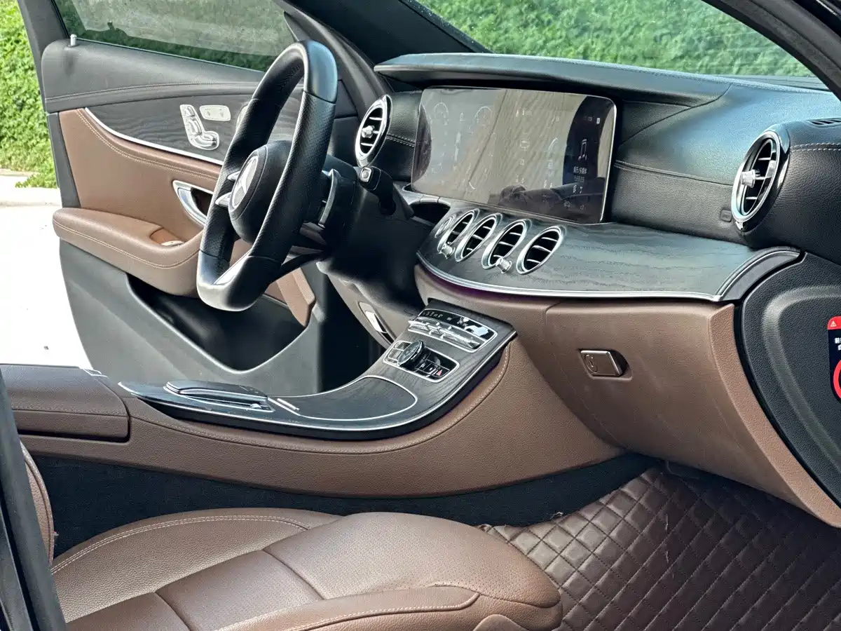 Фото 4 - Mercedes-Benz E-Class