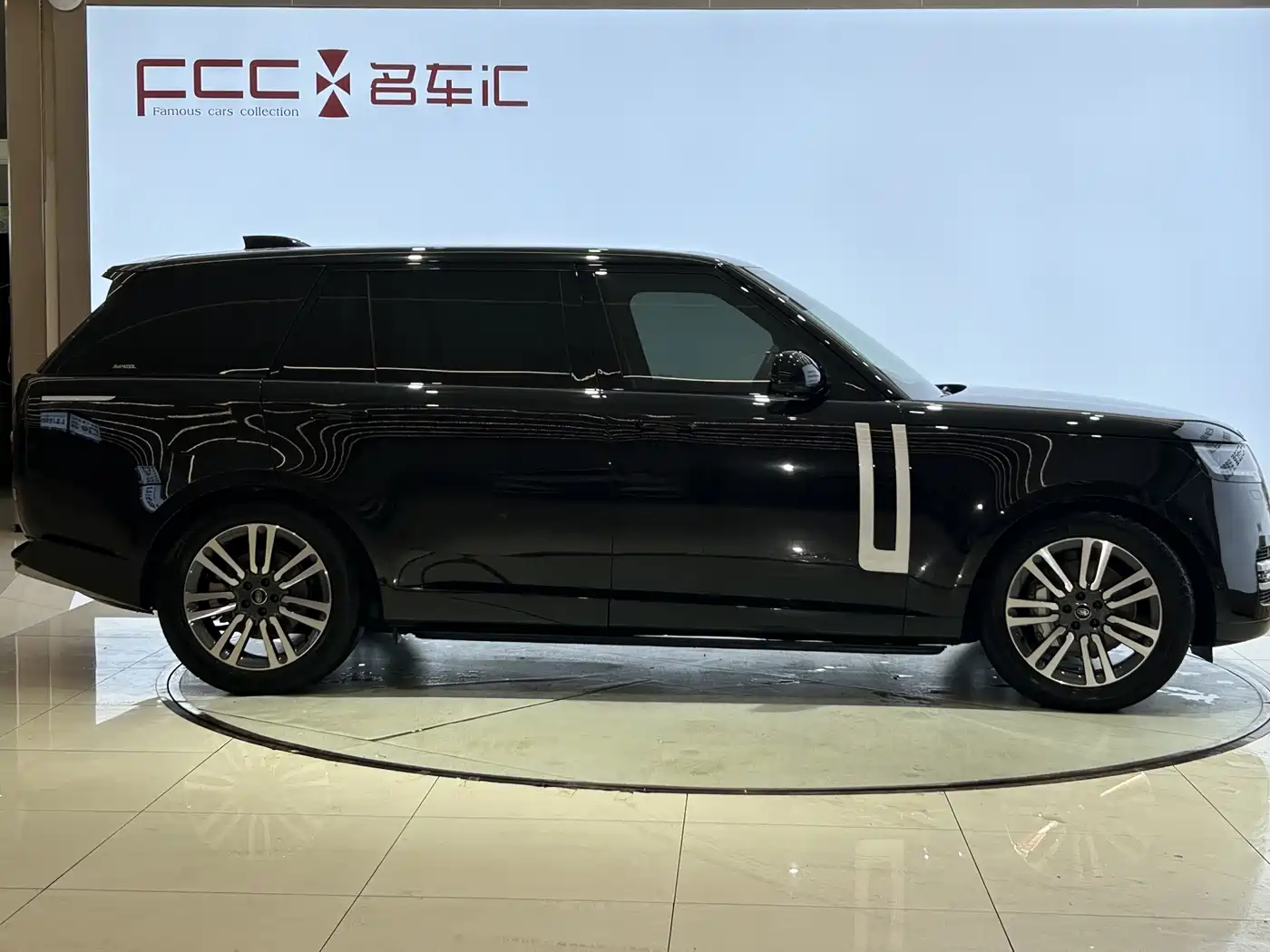 Land Rover Range Rover 2023 3.0 L6 400PS Genesis Extended Version фото 4