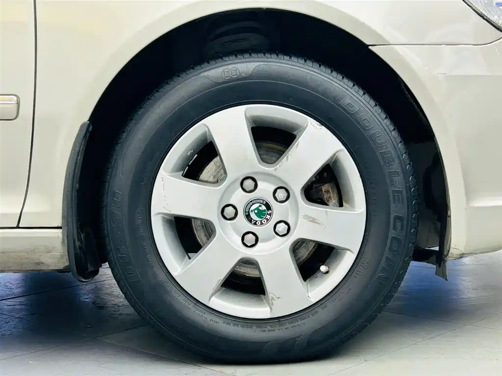 Škoda Octavia 2012 1.6L Auto Yijun Edition фото 10