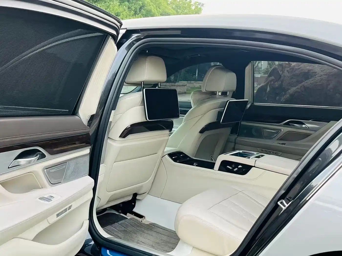 BMW 7 Series 2016 750Li xDrive 4-Seater фото 5