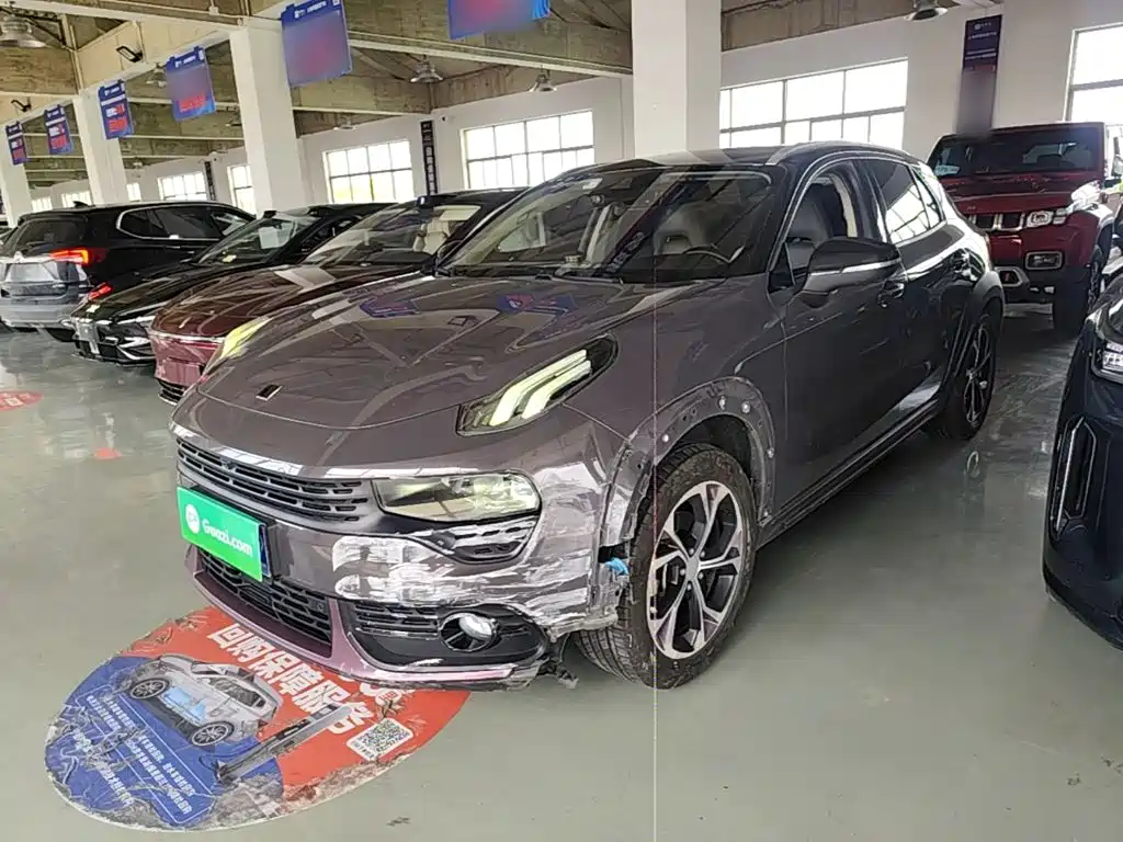 Фото 2 - Lynk & Co 02