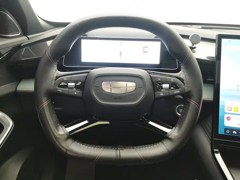 Фото 15 - Geely Atlas