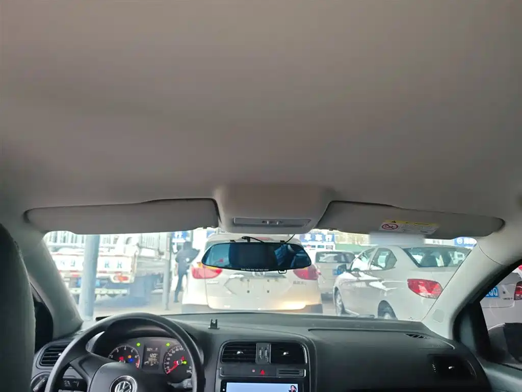 Volkswagen Polo 2016 1.4L Automatic Trend фото 18