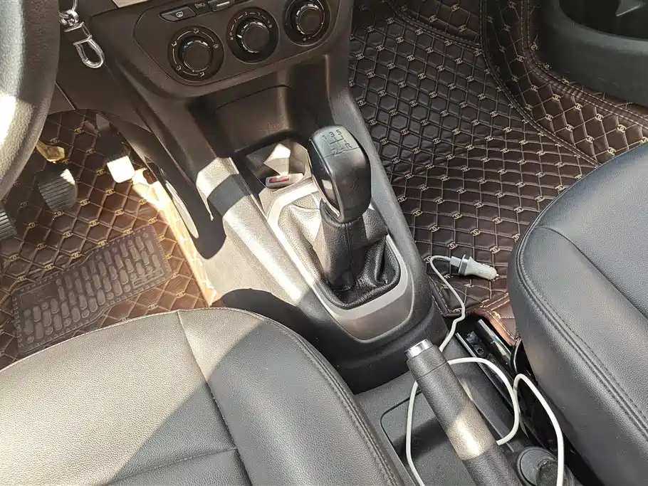 Peugeot 301 2014 1.6L Manual Comfort Edition фото 16