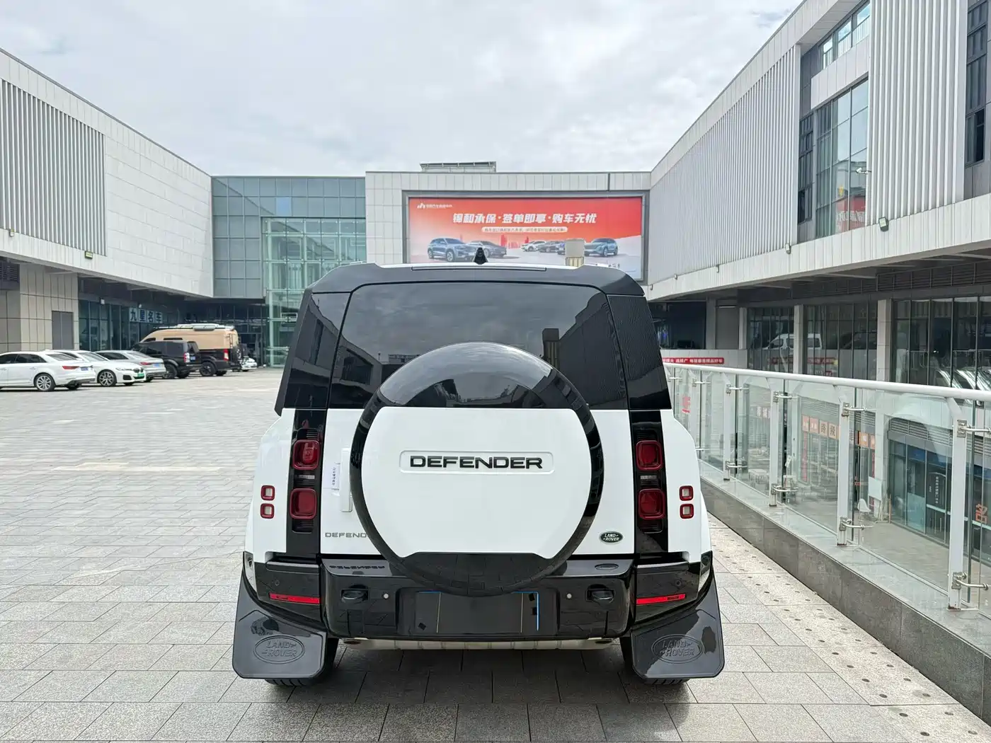 Land Rover Defender 2024 110 3.0T P400 X-DYNAMIC HSE фото 3