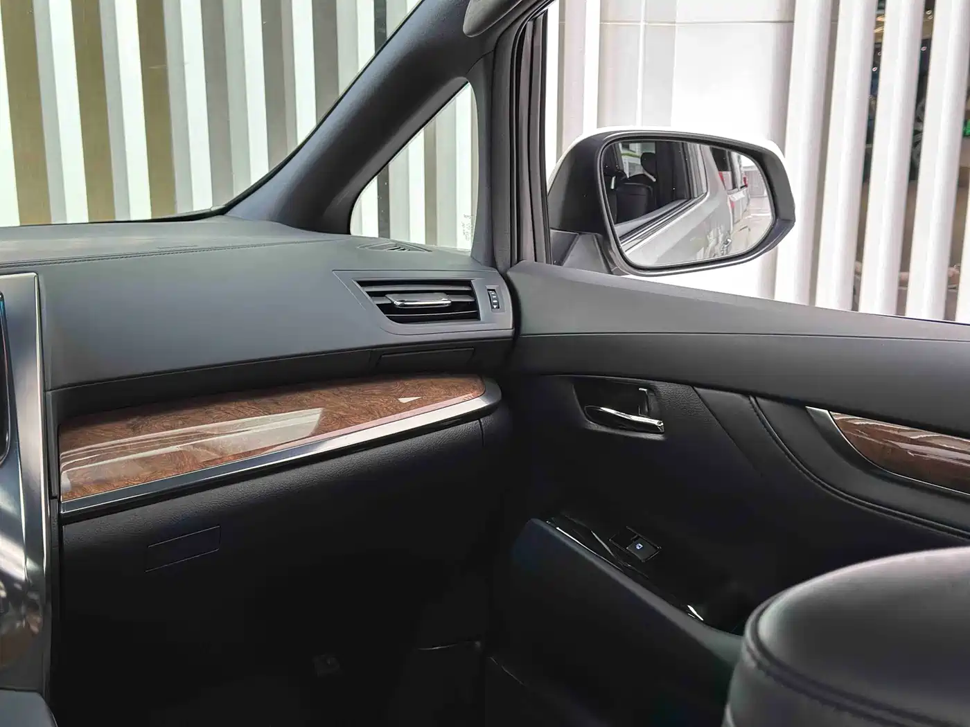Toyota Alphard 2015 3.5L Premium Edition фото 21