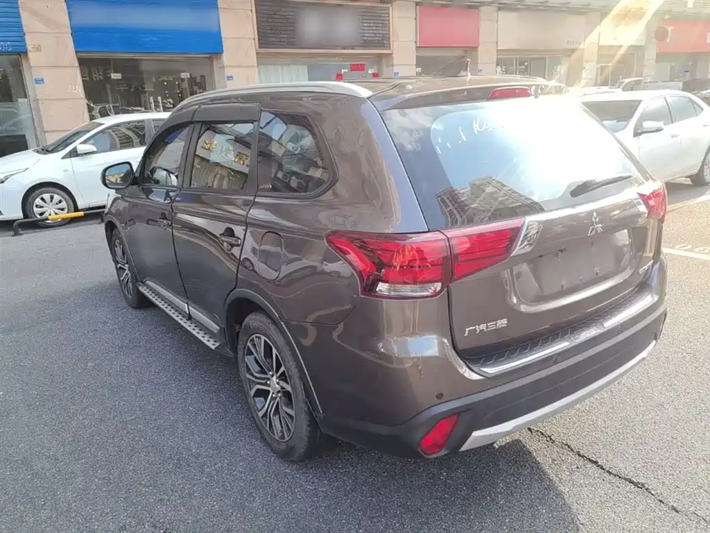 MITSUBISHI OUTLANDER