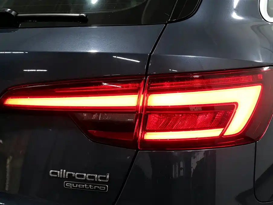 Фото 21 - Audi A4 (Import)