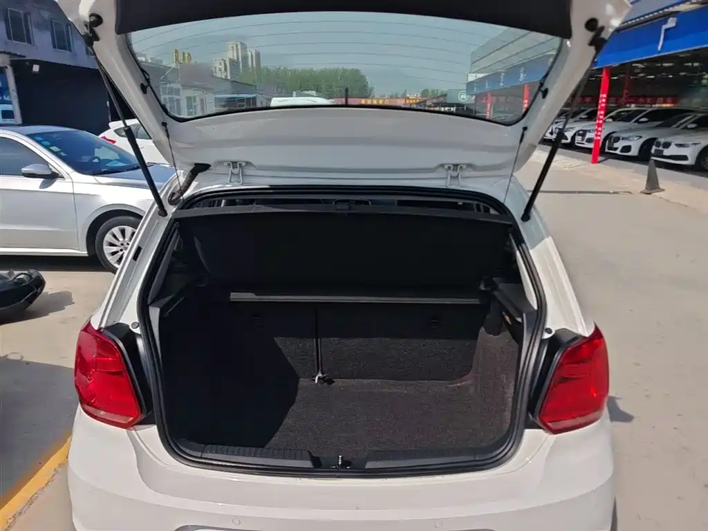 Volkswagen Polo 2014 1.4L Automatic Luxury Edition фото 19