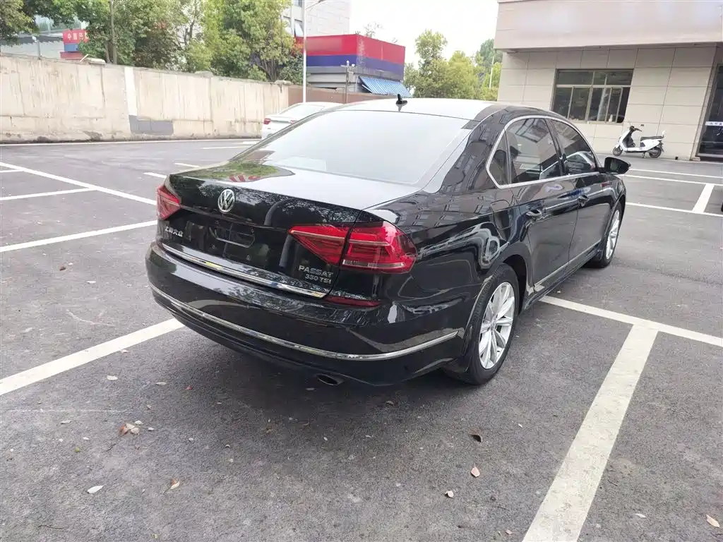 Volkswagen Passat 2016 330TSI DSG Executive Edition фото 24