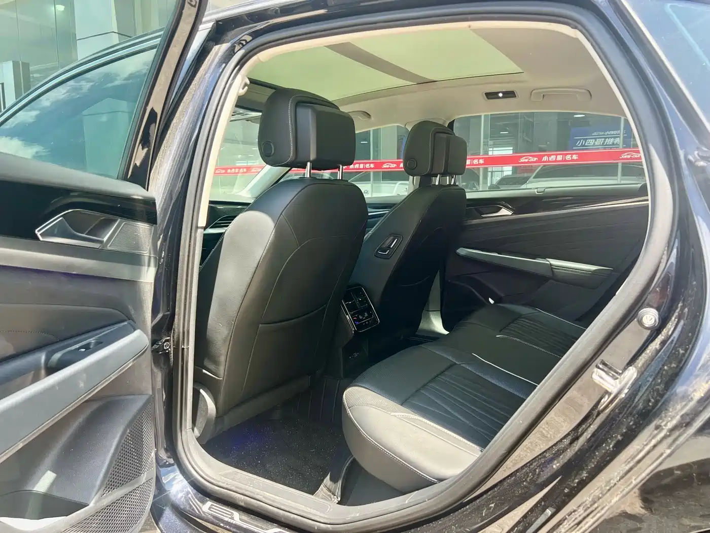 Volkswagen Passat 2022 330TSI Starlight Luxury Edition фото 7