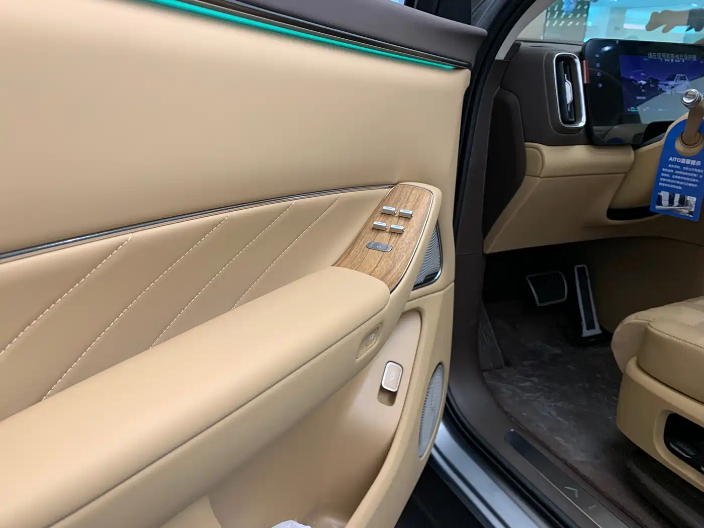 AITO Wenjie AITO M8 2025 Extended Range Ultra 53.4kWh 6-Seater фото 8