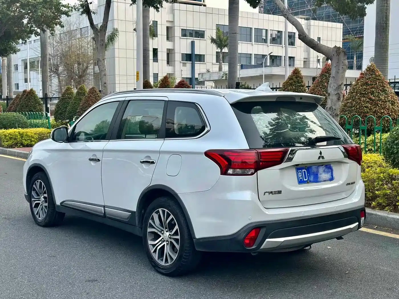 MITSUBISHI OUTLANDER