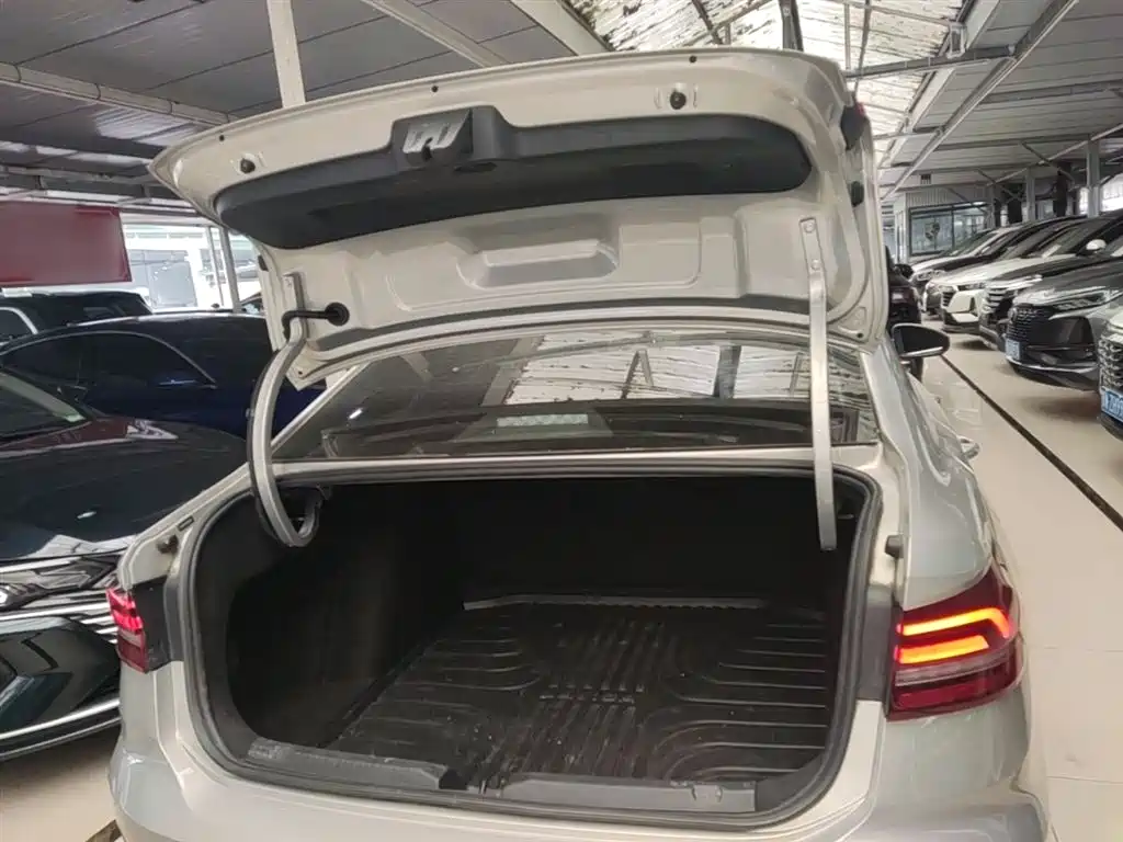 Volkswagen Lavida 2021 1.5L Auto Comfort Edition фото 19