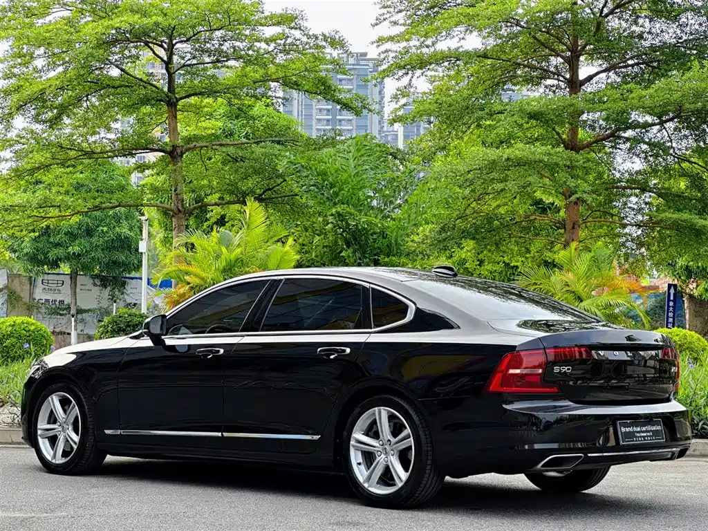 Фото 6 - Volvo S90