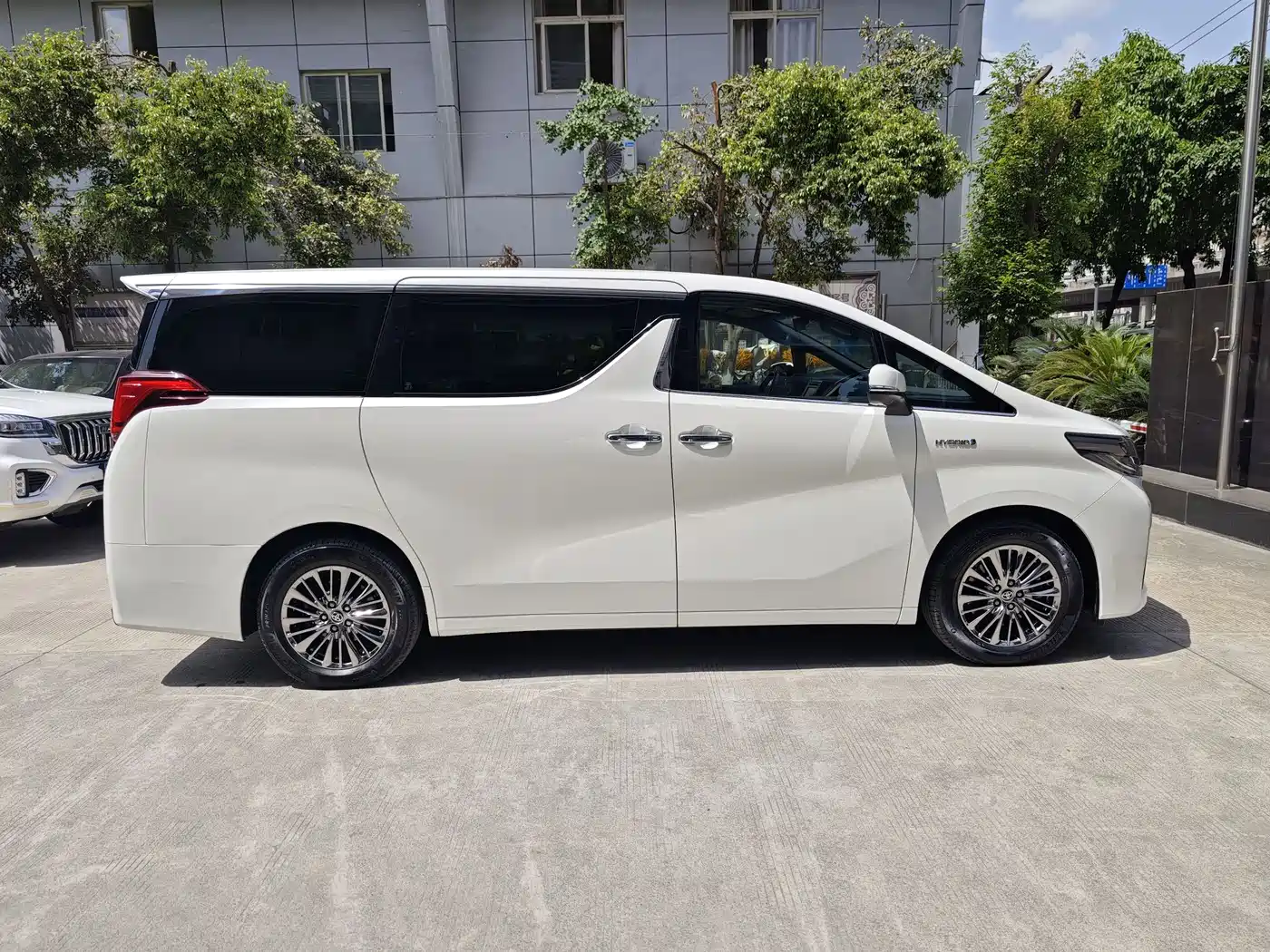 Toyota Alphard 2020 Hybrid 2.5L Premium Edition фото 39