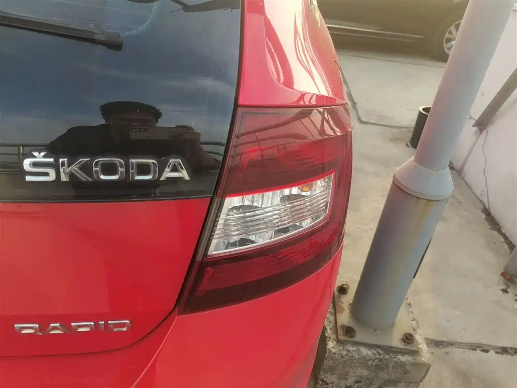 Škoda Skoda Rapid Spaceback 2014 1.6L Automatic Joy Edition фото 8